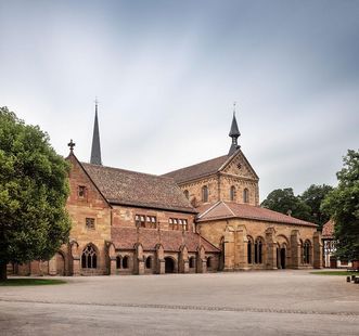 Vue sur les bâtiments et l'église du monastère