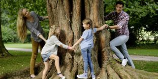 Spielende Familie im Schlossgarten Rastatt