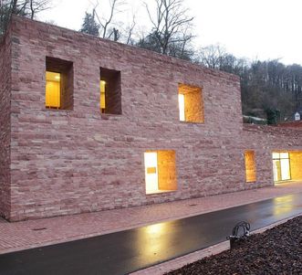 Le centre d'accueil des visiteurs à Heidelberg aux teintes assorties à celles du château