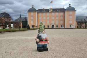 Schloss und Schlossgarten Schwetzingen, Gartenzwerg vor dem Schloss