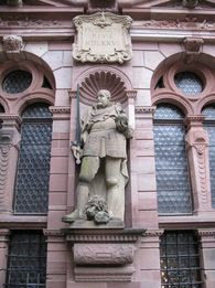 Figur am Friedrichsbau von Schloss Heidelberg