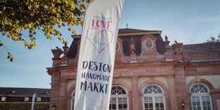 Schloss und Schlossgarten Schwetzingen, Südlicher Zirkelbau mit Banner des Designmarkts