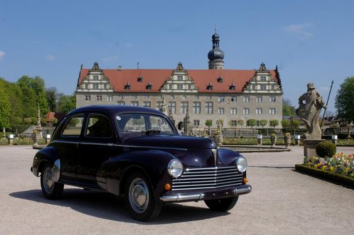 Oldtimerpräsentation schwarzer Oldtimer vor Schloss Weikersheim