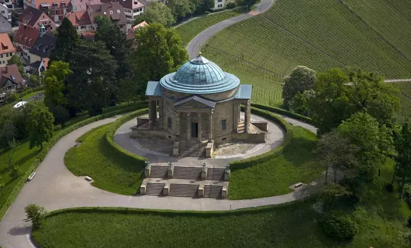 Luftaufnahme der Grabkapelle auf dem Württemberg