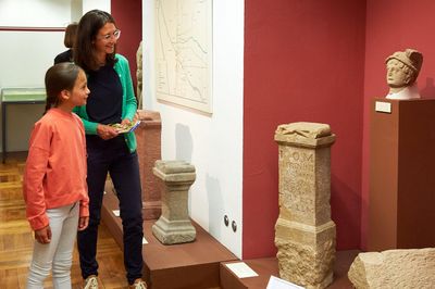 Städtisches Museum Bruchsal, Besucher bei einer Ausstellungsbesichtigung