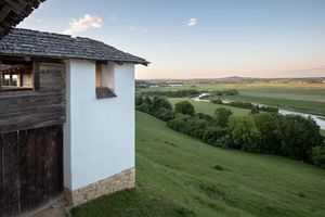 Heuneburg – Stadt Pyrene, Rekonstruktion der Lehmziegelmauer mit Blick zur Donau