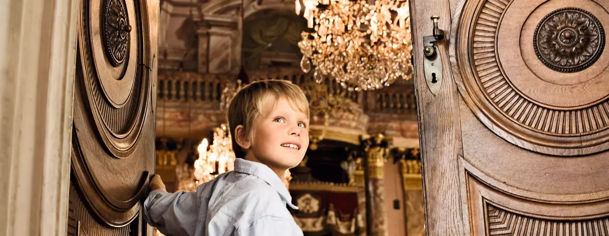 Residenzschloss Ludwigsburg, junger Besucher im Residenzschloss