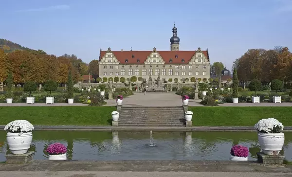 Schloss Weikersheim, Blick über den Schlossgraben auf das Schloss