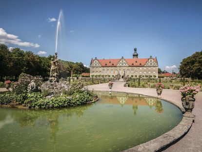 Schloss und Schlossgarten Weikersheim, Außenansicht mit Herkulesbrunnen